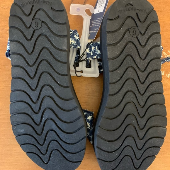 Nwt universal threads slip on sandals - Picture 4 of 7